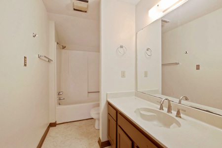 Abita_Springs-Chapman-intr-Downstairs Bath